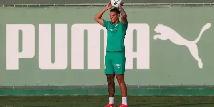 Clube europeu se aproxima de anúncio de zagueiro do Palmeiras