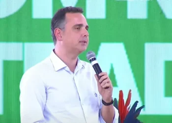 Ex-presidente do Senado, Rodrigo Pacheco (PSD-MG) discursa em agenda da presidência da República, ao lado do presidente Luiz Inácio Lula da Silva (PT), na região do Vale do Jequitinhonha, em Minas Gerais • Reprodução/YouTube (@canalgov)