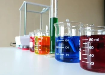 Velocidade das reações químicas e relação da disciplina com impactos ambientais podem ser temas de questões na Unicamp • Freepik