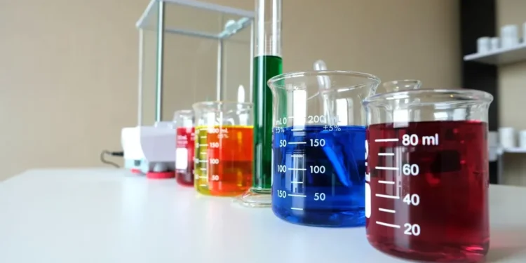 Velocidade das reações químicas e relação da disciplina com impactos ambientais podem ser temas de questões na Unicamp • Freepik