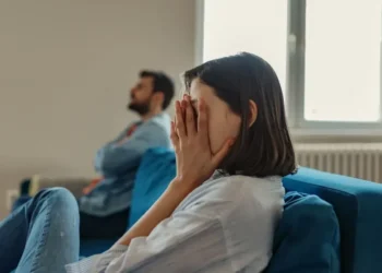 Estudo sugere que relações tóxicas e conflituosas podem acelerar o processo de envelhecimento biológico • PixelsEffect/GettyImages