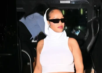 Rihanna exibe barrigão da terceira gravidez em look todo branco futurista • DUTCH/Bauer-Griffin/GC Images