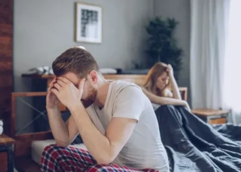 Estresse, má alimentação e problemas de saúde mental são alguns dos fatores que podem afetar negativamente a saúde sexual dos homens • South_agency/GettyImages