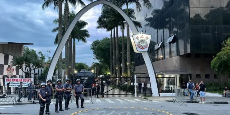 Vandalismo no Corinthians: Memphis é alvo em pichação na sede do clube