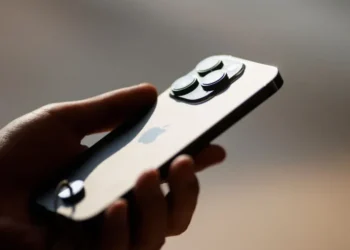 Pessoa mostra iPhone 14 em loja da Apple em Pequim, China • 16/09/2022REUTERS/Thomas Peter