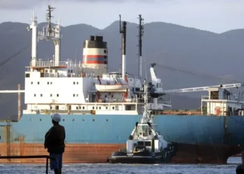 Navio no porto de Santos • 24/05/2007 - REUTERS/Paulo Whitaker (BRAZIL)