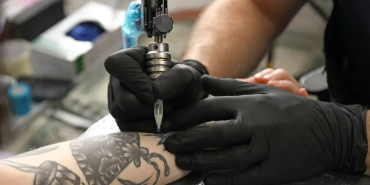 Jovem britânica entra em coma após tatuagem: como fazer com segurança