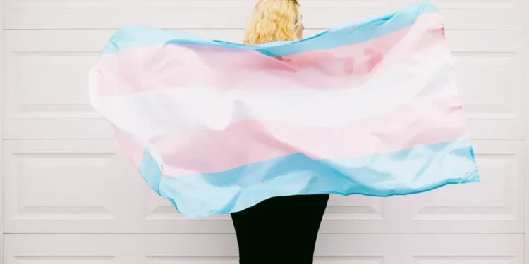 Justiça suspende norma do CFM que proibia terapia hormonal para trans