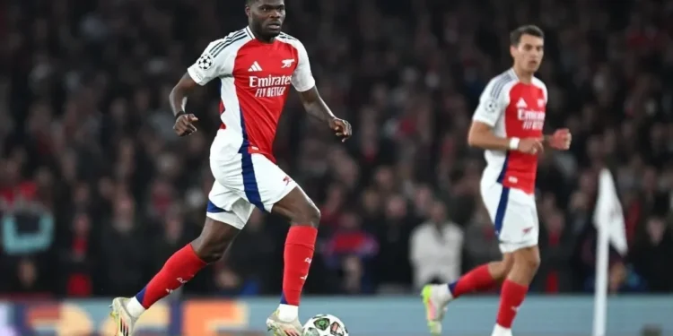 Ex-jogador do Arsenal é acusado de estupro e agressão sexual, diz polícia