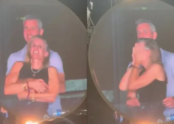 Telão de show do Coldpay flagra traição • Reprodução/X