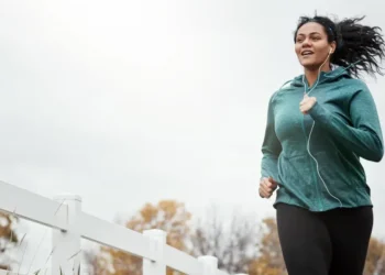 Praticar atividade física no frio exige cuidados extras com o aquecimento, hidratação e respiração, segundo especialistas  • gradyreese/GettyImages