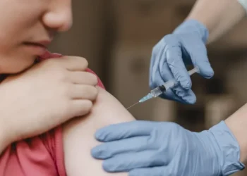 Relatório da OMS aponta que mais de 14 milhões de crianças nunca receberam uma dose de qualquer vacina no mundo • Freepik