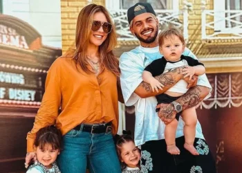 Virginia e Zé Felipe posam juntos ao lado dos filhos • Instagram / Zé Felipe