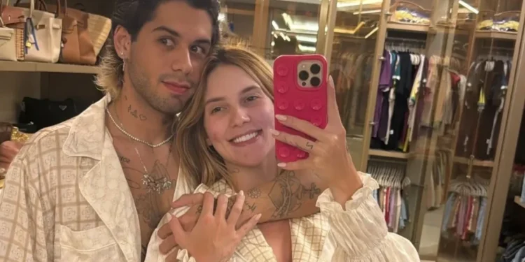 Zé Felipe e Virginia Fonseca posaram usando o mesmo modelo de pijamas • Instagram/Virginia Fonseca