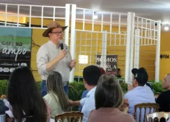 Governo do Tocantins reúne setor produtivo em Dois Irmãos com foco em produtividade e gestão na pecuária4ª edição do Café no Campo contou com a presença expressiva de pecuaristas, técnicos e especialistas promovendo capacitação, inovação e conexão
Redação 
Por: Redação Fonte: Secom Tocantins
04/08/2025 às 09h00
Governo do Tocantins reúne setor produtivo em Dois Irmãos com foco em produtividade e gestão na pecuáriaZootecnista Ricardo Arantes reforçou o papel da gestão pública na produtividade rural - Foto: João Henrique Lima/Governo do Tocantins