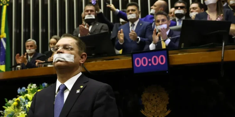 Deputado Sóstenes Cavalcante e parlamentares de oposição fazem ato tampando a boca com esparadrapo durante sessão da Câmara dos Deputados  • José Cruz/Agência Brasil
