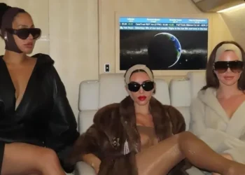 Kim e Khloe Kardashian em viagem para a Coreia • Reprodução/Instagram