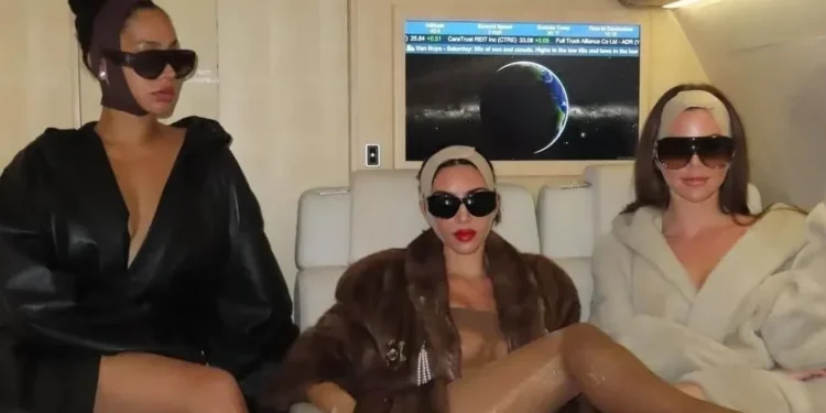 Kim e Khloe Kardashian em viagem para a Coreia • Reprodução/Instagram