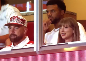 Taylor Swift e Travis Kelce fazem 1ª aparição pública desde noivado