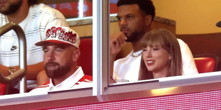 Taylor Swift e Travis Kelce fazem primeira aparição pública desde noivado • Jamie Squire/Getty Images