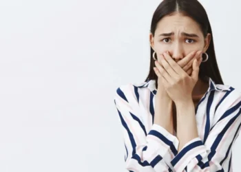 A proteção da camada de esmalte e a manutenção da saúde gengival são essenciais para prevenir a sensibilidade crédito: cookie_studio/FreePik