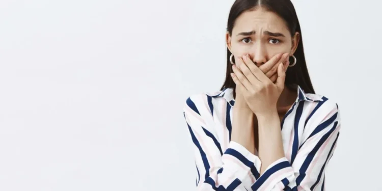 A proteção da camada de esmalte e a manutenção da saúde gengival são essenciais para prevenir a sensibilidade crédito: cookie_studio/FreePik