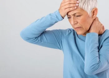 Evitar esse tipo de dor exige atenção no dia a dia.Hábitos simples fazem toda a diferença crédito: Freepik