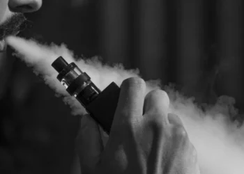 Chamado de vape ou pod, ele se parece com um pendrive. Custa entre R$ 60 e R$ 680. A venda é proibida no Brasil, mas ele é facilmente encontrado. crédito: sarahjohnson1 pixabay