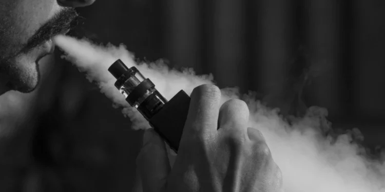 Cigarro eletrônico é igual ao tradicional, só muda a roupagem, diz cardiologista