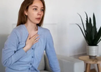 Se o ar seco fragiliza as defesas naturais do organismo, o excesso de umidade também pode gerar problemas, especialmente dentro de casa crédito: Freepik