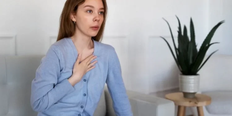 Se o ar seco fragiliza as defesas naturais do organismo, o excesso de umidade também pode gerar problemas, especialmente dentro de casa crédito: Freepik