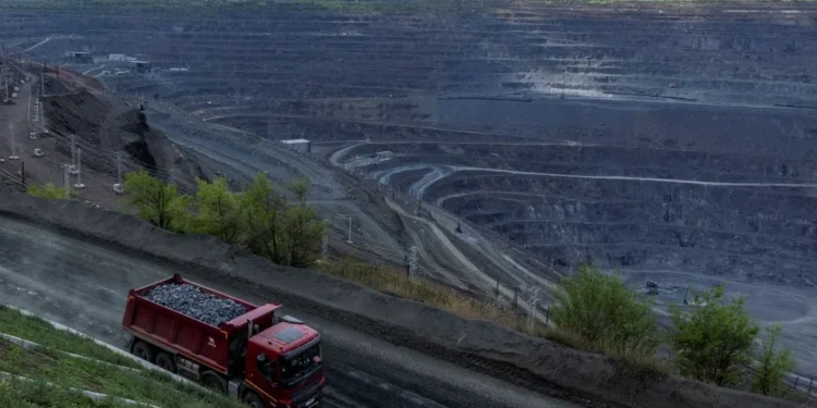 Mina a céu aberto de minério de ferro em Kryvyi Rih, Ucrânia
Mina a céu aberto de minério de ferro em Kryvyi Rih, Ucrânia  • REUTERS/Thomas Peter