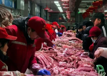 Venda de carne suína em mercado de Pequim, na China • 02/02/2024 REUTERS/Mei Mei Chu