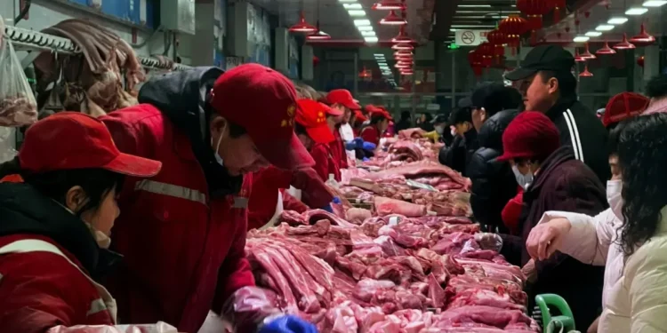 Venda de carne suína em mercado de Pequim, na China • 02/02/2024 REUTERS/Mei Mei Chu