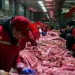 Venda de carne suína em mercado de Pequim, na China • 02/02/2024 REUTERS/Mei Mei Chu