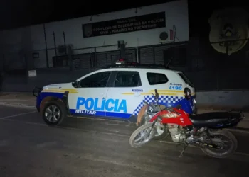 O suspeito estava na posse de uma motocicleta vermelha, modelo similar a uma Titan antiga, sem placa de identificação e com número do chassi suprimido