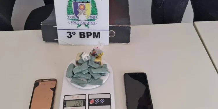 Abordagem resultou na apreensão de 18 papelotes de substância similar à maconha - Foto: Ascom 3º BPM