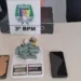 Abordagem resultou na apreensão de 18 papelotes de substância similar à maconha - Foto: Ascom 3º BPM