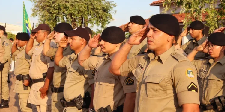 A Polícia Militar do Tocantins (PMTO) e a Fundação Getúlio Vargas (FGV) divulgaram, nesta quinta-feira, 21 de agosto, o resultado preliminar da Prova Discursiva do concurso público para o Curso de Formação de Oficiais (CFO), Quadro de Praças Policiais Militares (QPPM) e Quadro de Praças Especialistas Músicos (QPE). Com a publicação, os candidatos aprovados nesta etapa podem interpor recursos contra o resultado entre os dias 22 e 25 de agosto, conforme previsto no edital. As próximas fases do certame incluem a convocação para a Avaliação de Capacidade Física, marcada para o dia 18 de setembro, seguida da realização dessa etapa entre 20 de outubro e 14 de novembro. Em 21 de dezembro será aplicada a Avaliação Psicológica, e, por fim, a Avaliação Médica e Odontológica ocorrerá no período de 19 a 27 de fevereiro de 2026. Concurso PMTO 2025 O concurso, que teve provas aplicadas em 15 de junho, ofertou um total de 660 vagas para os quadros de oficiais e praças, sendo 60 para Cadete I (CFO), 580 para Soldado e 20 para Soldado Especialista Músico. A PMTO reforça que é de responsabilidade dos candidatos acompanhar as eventuais atualizações do cronograma, disponíveis na página oficial do concurso no site da FGV. Clique no link e confira. Revisão Textual: Cleiber Levy
