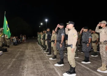 Policiais militares com 10, 20 e 30 anos de carreira recebem reconhecimento por dedicação à segurança pública. - Foto: Ascom PMTO