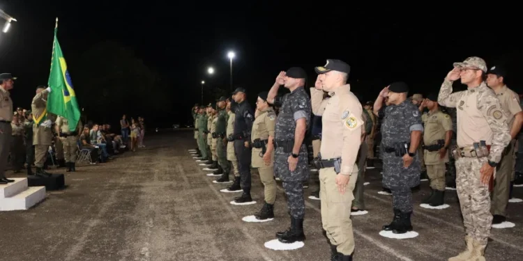 Policiais militares com 10, 20 e 30 anos de carreira recebem reconhecimento por dedicação à segurança pública. - Foto: Ascom PMTO