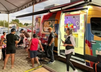 Governo do Tocantins promove atividades culturais durante Temporada de Verão em Porto NacionalAções do MovCEU com tecnologia, leitura e valorização do artesanato movimentam turistas e moradores da região
Redação 
Por: Redação Fonte: Secom Tocantins
04/08/2025 às 11h30
Governo do Tocantins promove atividades culturais durante Temporada de Verão em Porto NacionalPorto Nacional recebeu, nesse sábado, 2, uma edição especial do MovCEU com atividades culturais, tecnológicas e de valorização do artesanato local - Foto: Paulo Gualberto/Governo do Tocantins