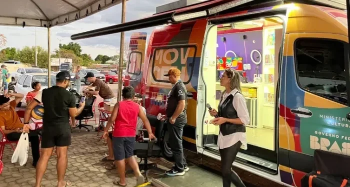 Governo do Tocantins promove atividades culturais durante Temporada de Verão em Porto NacionalAções do MovCEU com tecnologia, leitura e valorização do artesanato movimentam turistas e moradores da região Redação Por: Redação Fonte: Secom Tocantins 04/08/2025 às 11h30 Governo do Tocantins promove atividades culturais durante Temporada de Verão em Porto NacionalPorto Nacional recebeu, nesse sábado, 2, uma edição especial do MovCEU com atividades culturais, tecnológicas e de valorização do artesanato local - Foto: Paulo Gualberto/Governo do Tocantins