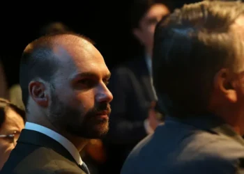 Eduardo e Jair Bolsonaro  • Beto Barata/PL via Flickr