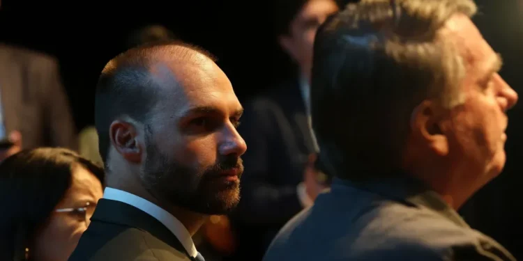 Se meu pai não puder disputar, eu gostaria de ser candidato, diz Eduardo