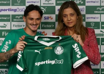 A presidente Leila Pereira, da SE Palmeiras, apresenta o mais novo atleta do clube Khellven, na Academia de Futebol. • Foto: Cesar Greco/Palmeiras/by Canon