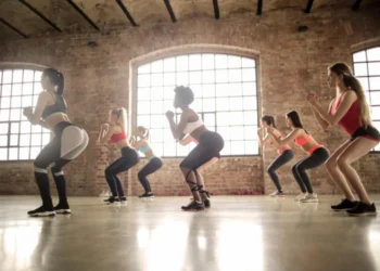 Exercícios como agachamento, ponte e leg press são aliados eficazes para fortalecer e definir os glúteos, melhorando postura e estabilidade. • Pexels