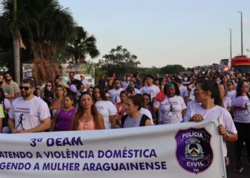 A caminhada seguiu até a Via Lago e reuniu centenas de pessoas Créditos: João Guilherme Lobasz/Governo do Tocantins