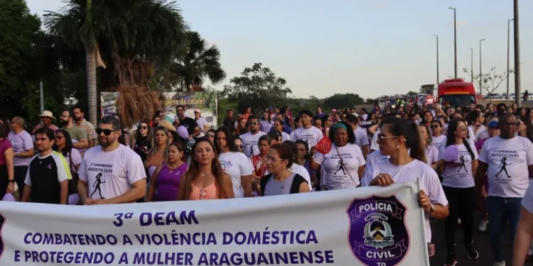 A caminhada seguiu até a Via Lago e reuniu centenas de pessoas Créditos: João Guilherme Lobasz/Governo do Tocantins