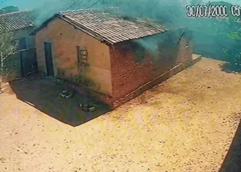 A residência foi totalmente destruída após incêndio provocado pela própria moradora. Foto: Divulgação PCTO